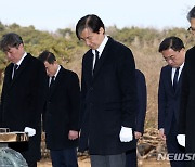 현충탑에 묵념하는 조국 조국혁신당 대표