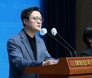 김영주 의원 입당 규탄 기자회견 하는 채현일 예비후보