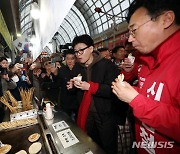 천안중앙시장 찾은 한동훈 비대위원장