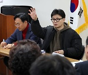 천안중앙시장 상인회 간담회하는 한동훈 비대위원장