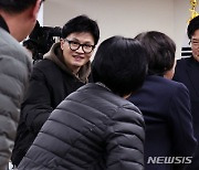 상인들과 인사하는 한동훈 비대위원장