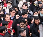 지지자들에게 인사하는 한동훈 비대위원장