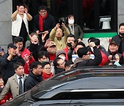 지지자들에게 인사하는 한동훈 비대위원장