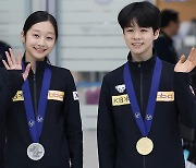 '한국 피겨의 미래는 우리'…서민규 신지아 금의환향