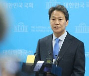 “당 결정 수용” 잔류·불출마 택한 임종석… 왜?