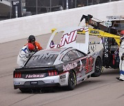 승부조작일까? 도핑일까?…루프 테일 디플렉터 위반 NASCAR, 스튜어트-하스 팀에 벌점 35점