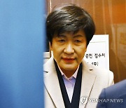 승강기 오르는 김영주 국회부의장