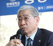 취재진 질문에 답하는 연세대 윤동섭 총장