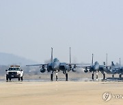 이동하는 F-15K 전투기