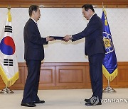 한 총리, 정인교 통상교섭본부장에게 임명장 전달