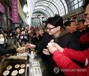 호떡 구매하는 한동훈 비상대책위원장