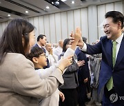 국립공원의 날 기념식, 참석자와 인사하는 윤석열 대통령