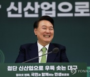 토론자 발언에 미소짓는 윤석열 대통령