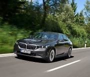 “전기 모터로만 73㎞ 달린다”…BMW 뉴 530e 출시