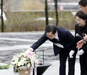 김동연, 노무현 전 대통령 묘역 참배…"더 큰 대한민국 만드는데 진력"