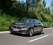 "전기로 73㎞ 달린다"…BMW 5시리즈 PHEV '뉴 530e'