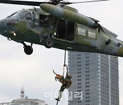 [포토]도하하는 장병