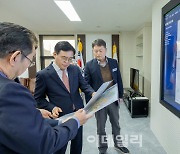 [포토] 강서구청장실에 설치된 재개발·재건축 상황판