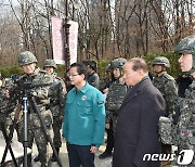 대테러 장비현황 살펴보는 김명수 합참의장