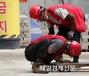 “새 집은 팔리지도 않고, 빌린 돈 갚기 너무 버거워”…건설사 재정건전성 빨간불