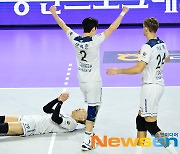 우리카드, 8연승 대한항공 상대로 3-0 셧아웃 승리[포토엔HD]