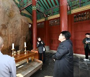 동문리 마애삼존불입상 살펴보는 최응천 청장