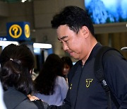 KIA 이범호 감독, '공항 마중 나온 팬들과의 만남' [사진]