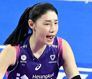 '김연경'하며 흥국생명 선두 탈환 이끈 김연경 "12일 수원의 형광색 코트를 핑크색으로 물 들여주시길"