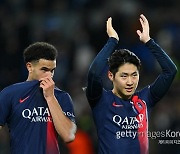 ‘PSG, 8강 진출’ 팬들에 박수 건네는 이강인 [포토]