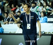 “늙은 감독의 낡은 농구 비판이 자극제, 감독이 침묵하면 팀은 와해된다” 13년 공백깨고 돌아온 안준호 농구 국가대표 감독