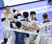 '송명근·잇세이 34점 합작' 우리카드, 3-0으로 대한항공 완파…매직넘버 3