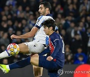 공중볼 다투는 PSG 이강인