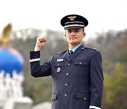 공군사관학교 졸업식에서 대통령상을 수상한 강전영 소위