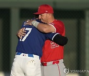 다른 팀으로 재회한 MLB 오타니-트라우트 '뜨거운 포옹'