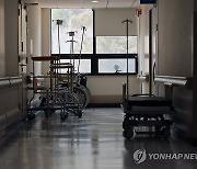 병원들 '축소 운영' 본격화…'병동·응급실·직원' 모두 줄인다