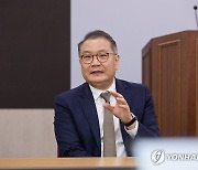 기자들과 대화하는 박상욱 과학기술수석