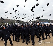 환호하는 신임 공군 장교들