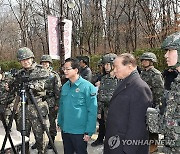 대테러 장비 현황 점검하는 김명수 합참의장