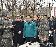 대테러 장비 현황 점검하는 김명수 합참의장