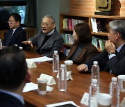 [포토]유인촌 문체부 장관, 연극계 찾아 현안 논의