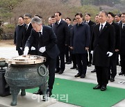 [포토] 강호동 농협중앙회장 첫 일정은 국립묘지 참배