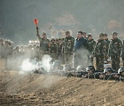 북한 김정은, 서부 중요작전훈련기지 방문…전투원들과 기념사진