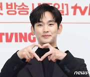 김수현, 도민준에서 용두리 왕자님 변신