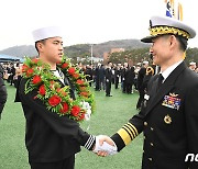 양용모 해군참모총장 '수료를 축하합니다'