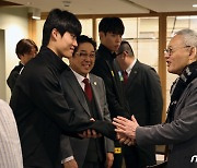 유인촌 문체부 장관, '세계선수권 金' 황선우 등 수영 대표팀 격려