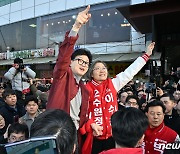 수원 시민들 만난 한동훈 국민의힘 비대위원장