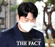 '음주운전·운전자 바꿔치기' 고개 떨군 채 법정 향하는 이루 [TF사진관]