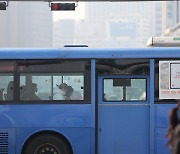 서울 시내버스 정류장 전광판 먹통…“퇴근 전까진 복구할 듯”