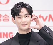 [포토] 김수현, 반짝반짝 볼하트