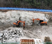 [현실이 된 기후재난] "기상 관측 이래 최대 겨울 눈·비" 여름철 볼법한 붕괴, 도로 파임 속출